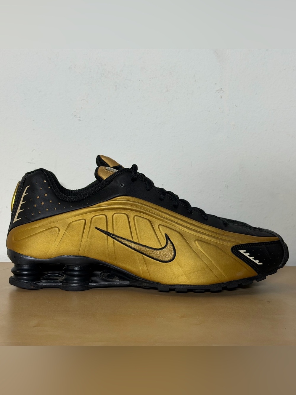Nike Shox R4 Metallic Gold Black Sneakers 104265-702 Men's Size 12